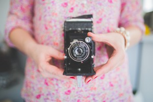 hands-woman-camera-girl 